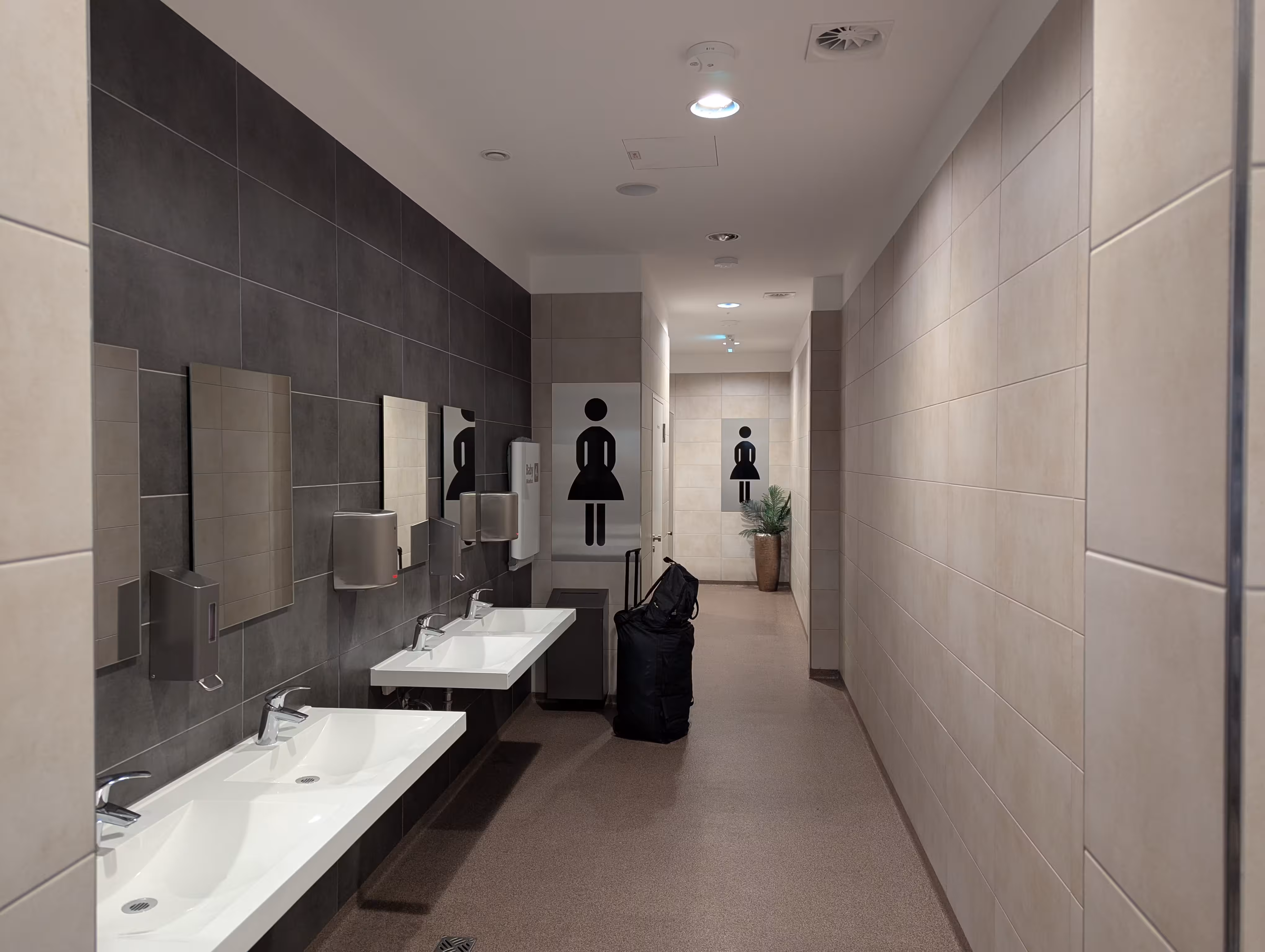 Eingang zum Damen-WC mit Wickeltisch